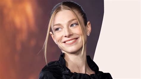 Hunter Schafer Wore A Single Feather As A Top At The Vanity Fair Oscar Party See Pics Glamour Uk