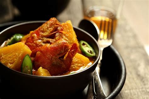 Udang masak lemak nenas is an old favourite family recipe. masam manis: Udang masak lemak nenas
