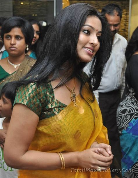 sneha cute in yellow saree stills actress sneha new photos gallery ~ actress sexy photos movie
