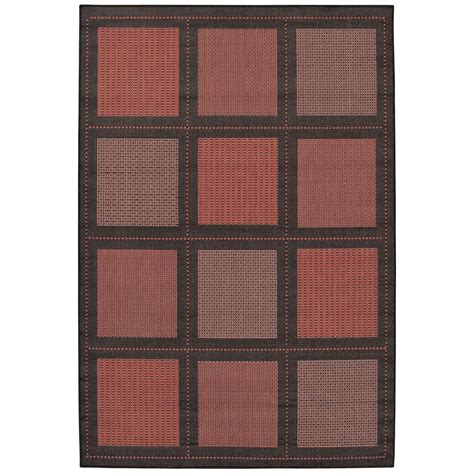 Cocoa/black. 100% polypropylene. Flat-weave construction. Resists mold