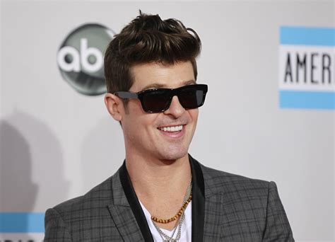 Robin Thicke Lands First Billboard Hot 100 No. 1 Single With 'Blurred ...