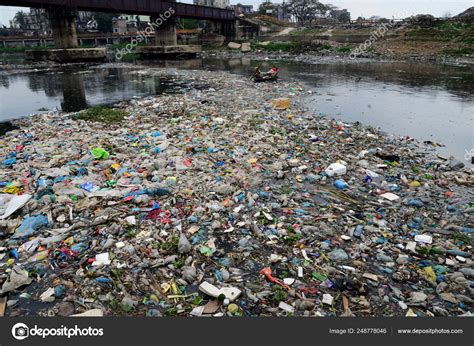 Bangladesh Woman Collects Plastic Polluted Turag River Dhaka Bangladesh February - Stock ...
