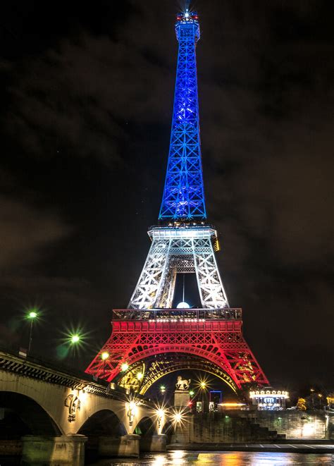 La Tour Eiffel Illuminée En Bleu Blanc Rouge Fluctuat Ne Flickr