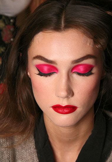 Try the summer eye makeup trend: Latest makeup trends for spring summer 2011 | Pakistani ...