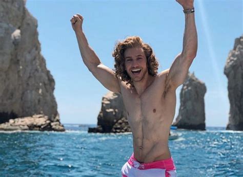 El Actor Eugenio Siller Posa Sexy Bajo El Sol De Grecia