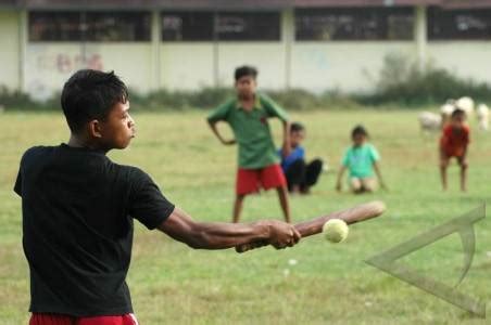 Perbuatan yang tidak boleh dilakukan pemain bola tangan adalah. Teknik-teknik Permainan Rounders - ujiansma.com