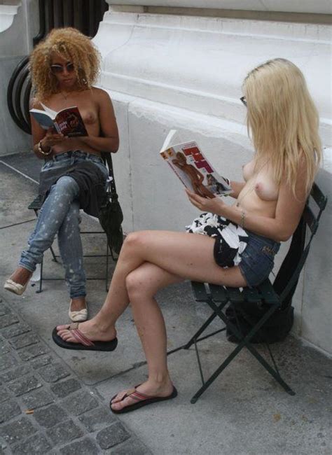 Girls Reading Naked Leenks