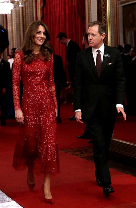 Kate Middleton Lleva Un Vestido Rojo Con Lentejuelas De Needle And