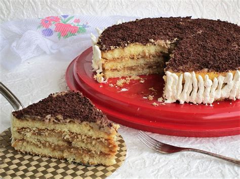 Il primo strato della torta magica al cacao è quello superficiale e ricorda la morbidezza di una torta, quello centrale invece è più umido e compatto, mentre non mi resta che augurarvi un buon fine settimana e lasciarvi alla ricetta della torta magica al cacao bimby. Torta con crema al caffè bimby - Amichette Cuochette Blog