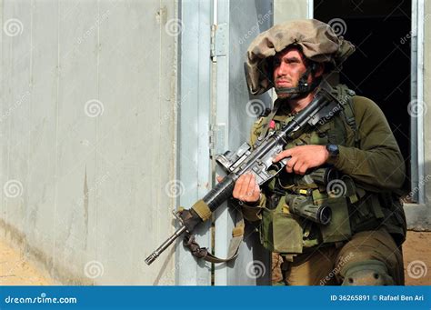 israelisk soldat under stads krig redaktionell bild bild av likformig kraft 36265891