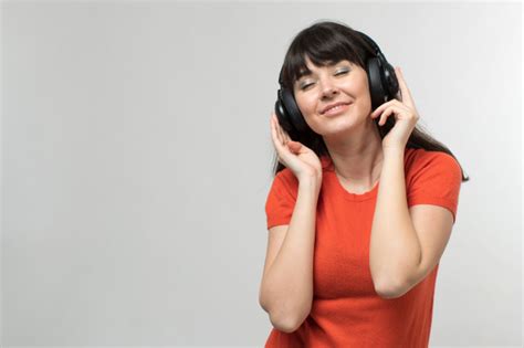 Sonriente Jovencita Escuchando Música A Través De Auriculares En