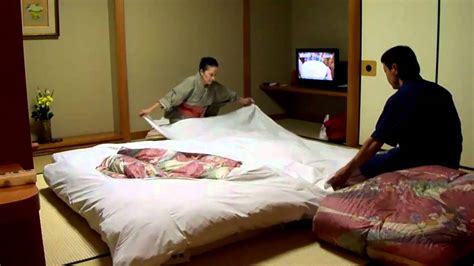 Futon Setup By The Pros At Japanese Hotel Onsen Ryokan Massage Monday Extra 59 Youtube