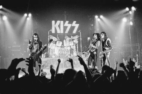 Kiss Live In 1975 Kiss Concert Heavy Metal Bands Kiss Band