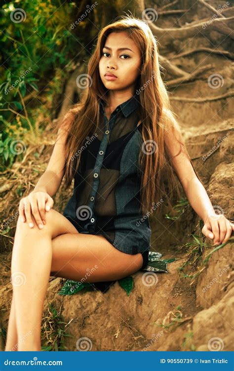 Jeune Fille Asiatique Sexy Et Belle S Asseyant Sur L Au Sol De Colline Image Stock Image Du