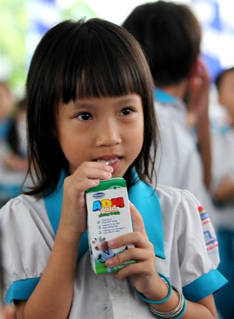 Vinamilk Và Quỹ Sữa Vươn Cao Việt Nam Trao Tặng Sữa Cho Trẻ Em Cần Thơ