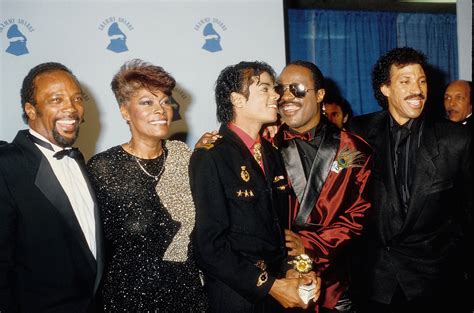 Ora che hai imparato qualcosa sugli accordi, dedica un po' di tempo a creare dei tuoi pattern e delle tue progressioni. Superstars Who Recorded "We Are The World"