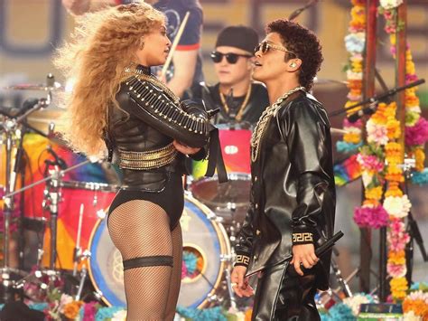 Super Bowl Fashion Roundup Beyonce In Dsquared And Bruno Mars In Versace Features