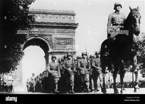 Weltkrieg Ii Paris 1940 Ngerman Truppen Paradieren Vorbei Zum Arc