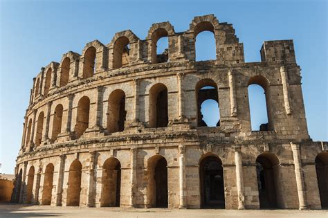 In the north the climate is mediterranean, characterized by mild, rainy winters and hot, dry summers with no marked intervening seasons. Tunisie