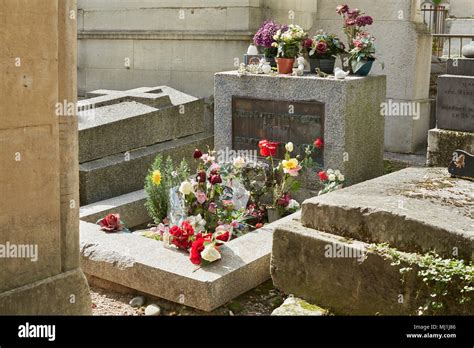 Tombe De Jim Morrison à Paris Cimetière Du Père Lachaise Photo Stock