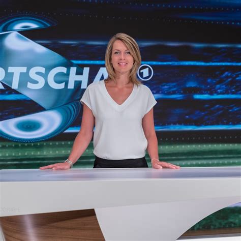 · jessy wellmer bei der sportschau. Fußball-Bundesliga mit Jessy Wellmer - Günther Ortmann