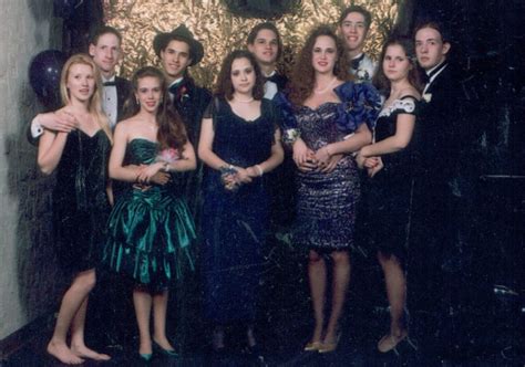 35 Cool Pics That Defined Prom Styles Of The 1990s Vintage News Daily