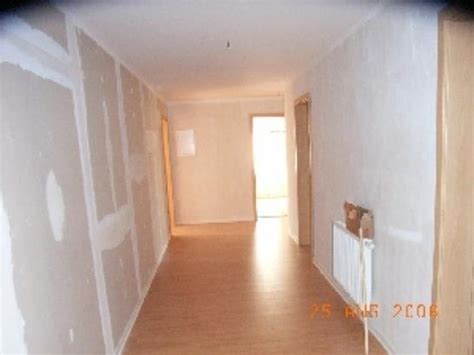 Die wohnung hat einen balkon hinter dem haus. Große Dachgeschoßwohnung