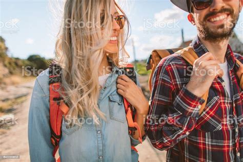그들의 모험을 즐기는 백 패 커의 커플 데이트에 대한 스톡 사진 및 기타 이미지 데이트 20 29세 2명 Istock