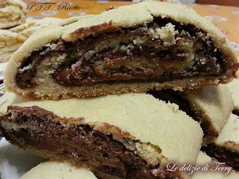 La pasta frolla tradizionale si compone di pochi ingredienti, che però devono essere utilizzati nelle giuste proporzioni e soprattutto essere di buona qualità per ottenere un risultato ottimale. Rotolo di pasta frolla con Nutella - PTT Ricette