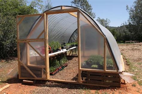 Building a greenhouse doesn't have to break the bank or be completely overwhelming. 20 DIY Pallet Projects for Your Homestead - Home and Gardening Ideas