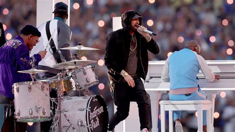 Eminems Look At The Super Bowl Has Fans Asking A Lot Of Questions
