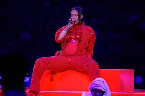 How Rihanna Managed To Hide Her Pregnancy From The Dancers To Make The Big Super Bowl Reveal