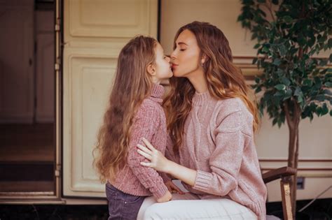 Lesbianas besándose cerca Cerebro del blog