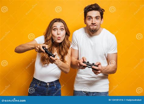 年轻一起打电子游戏的夫妇男人和妇女的图象 库存照片 图片 包括有 快乐 战场 愉快 招待 数字式 124181416
