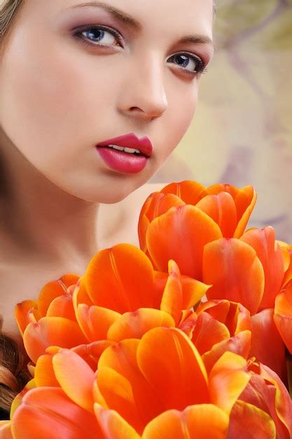 Retrato De Belleza De Una Niña Con Flores Tulipanes Foto Premium
