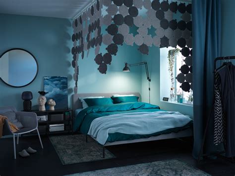 Leafy stems play off of the palm print in the bedding of this bold bedroom. Ložnice - svatyně pohody a klidu - IKEA
