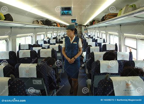 Asistente De Sexo Femenino En El Tren China Fotografía Editorial Imagen De Viaje Pasajero