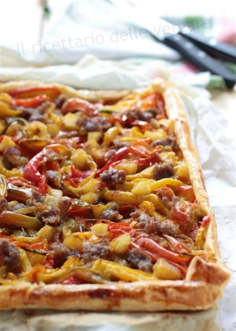 Tagliatela in due parti e spolverizzane una con il. Pasta sfoglia con peperoni e salsiccia - Il ricettario ...