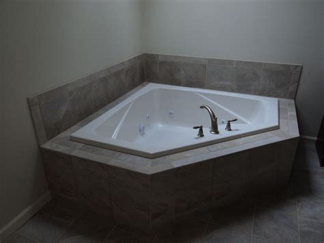 Tile rende una vasca perfetta per le vasche idromassaggio perché può essere installata ovunque. Whirlpool tub with tile surround. Florida 13X13 tile ...