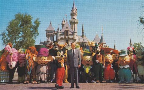 25 Vintage Color Photos Of Terrifying Disneyland Mascots From Between