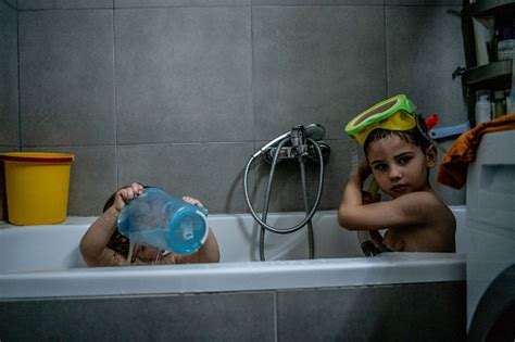 Bruder Und Schwester Mit Spaß In Der Badewanne Stockfoto Und Mehr