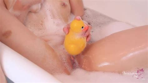 Sexy Babe Masturbates Her Pussy With A Rubber Duckie While In Bubble Bath Xxx Mobile Porno