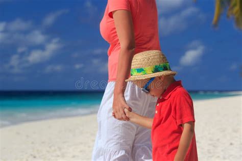 Madre E Hijo Que Llevan A Cabo Las Manos El Vacaciones De La Playa Foto
