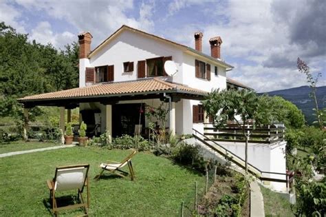 Um projeto de residência de características bem especificas, com seu estilo chalé, ela contempla o conforto de uma casa moderna com perfis rústicos, seu pé direito mais levado no salão da cozinha e hall de entrada permite um. Fachadas de casas de campo Planos y Fachadas - Todo para ...