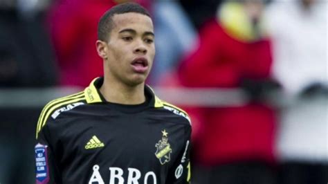 Efter tre säsonger i italien huserar tjugofemåringen numera i mainz 05, där han är en av lagets nyckelspelare. ROBIN QUAISON - ALL GOALS FOR AIK & PALERMO - YouTube