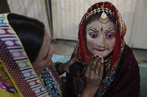 photos 50 pakistani hindu couples tie the knot at mass marriage ceremony