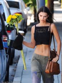 Emily Ratajkowski Shows Off Her Svelte Physique In Crop Top And Baggy Cargo Pants Daily Mail
