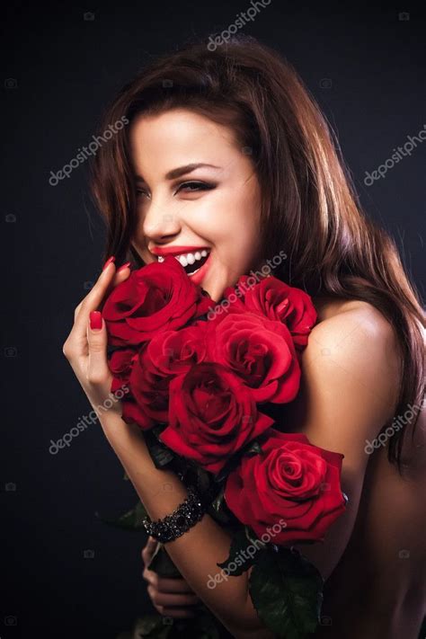 Скачать Красивая женщина держа букет из красных роз день Святого