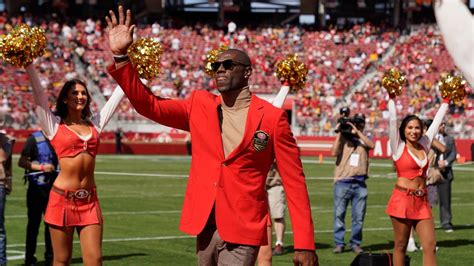 Retired Star Terrell Owens Inducted Into Ers Hall Of Fame Sacramento Bee