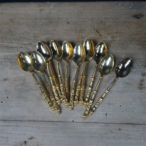 12 Petites cuillères à café en métal doré